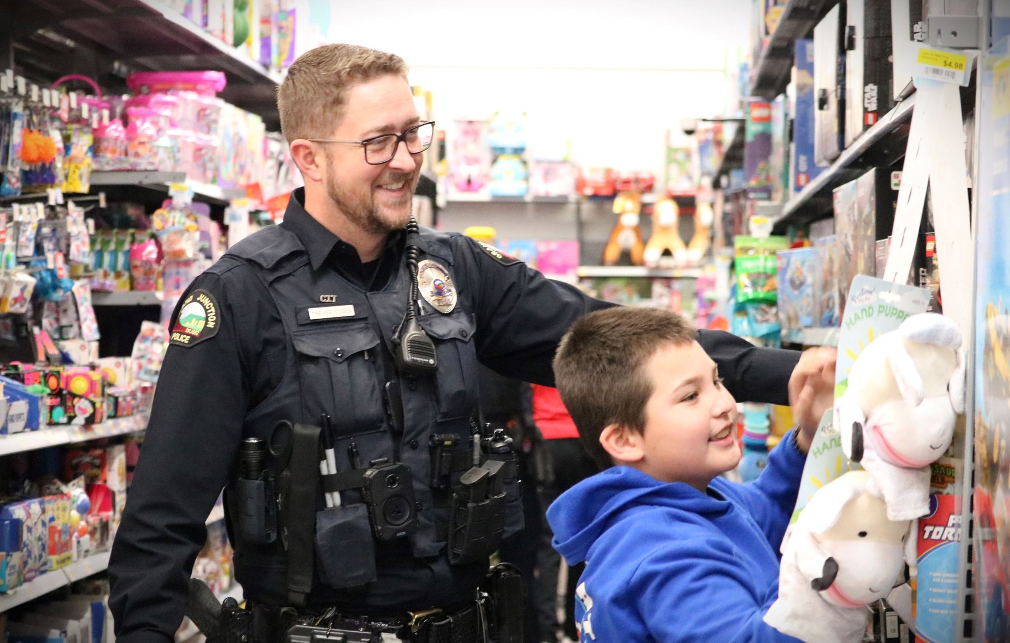 GJPD officer shopping with a child